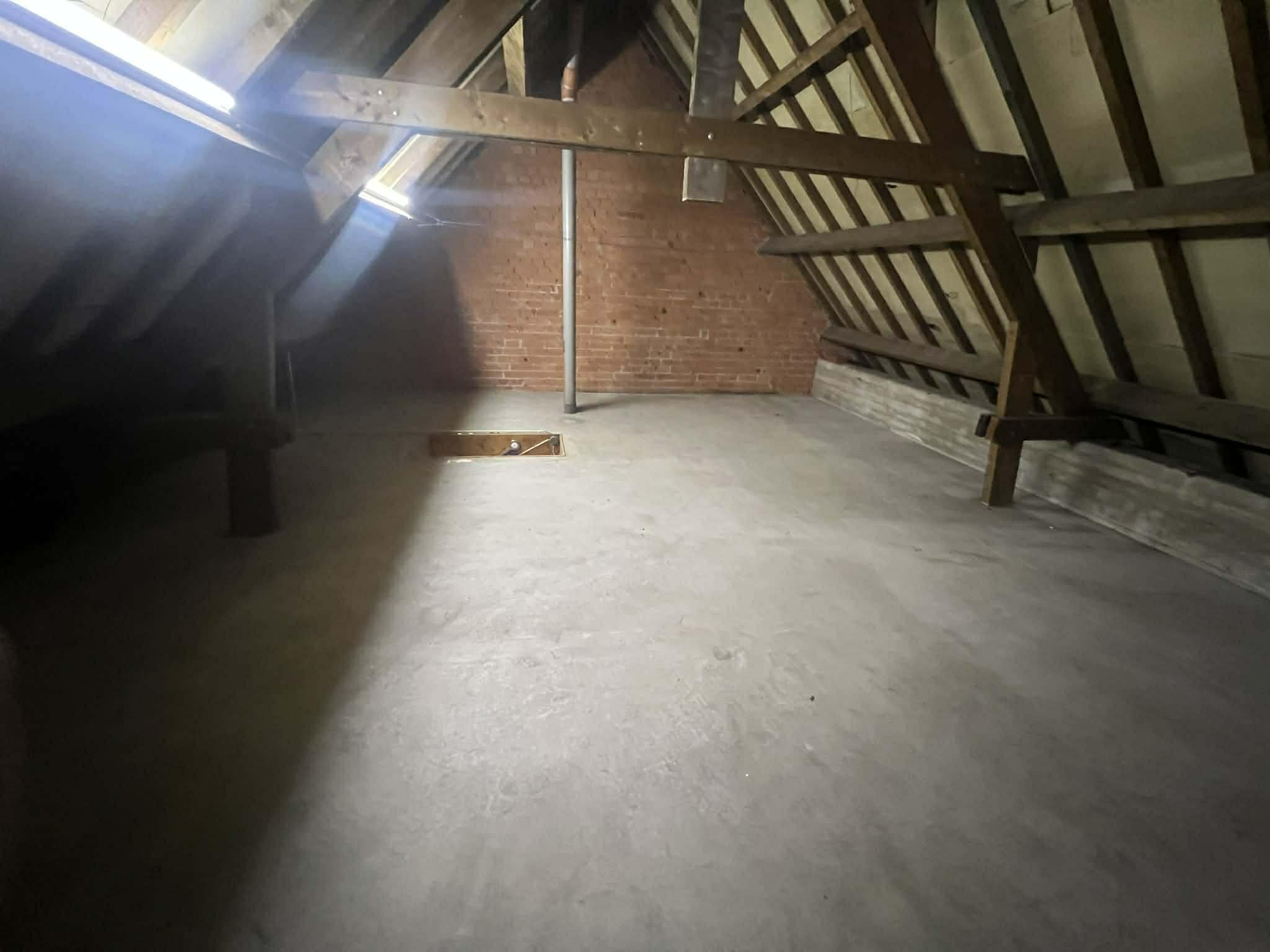 Opgeruimde zolder klaar voor afwerking